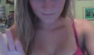 Seeing this hot web camera slut rubbing her clitoris is astonishing